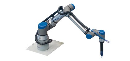 Le bras robotique industriel opère avec une efficacité maximale