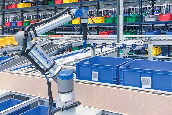 Les bacs pleines et vides atteignent la station où se trouve le robot