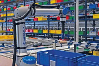 Le bras robotique extrait l’article du bac contenant les références et le dépose dans le bac destiné à la commande
