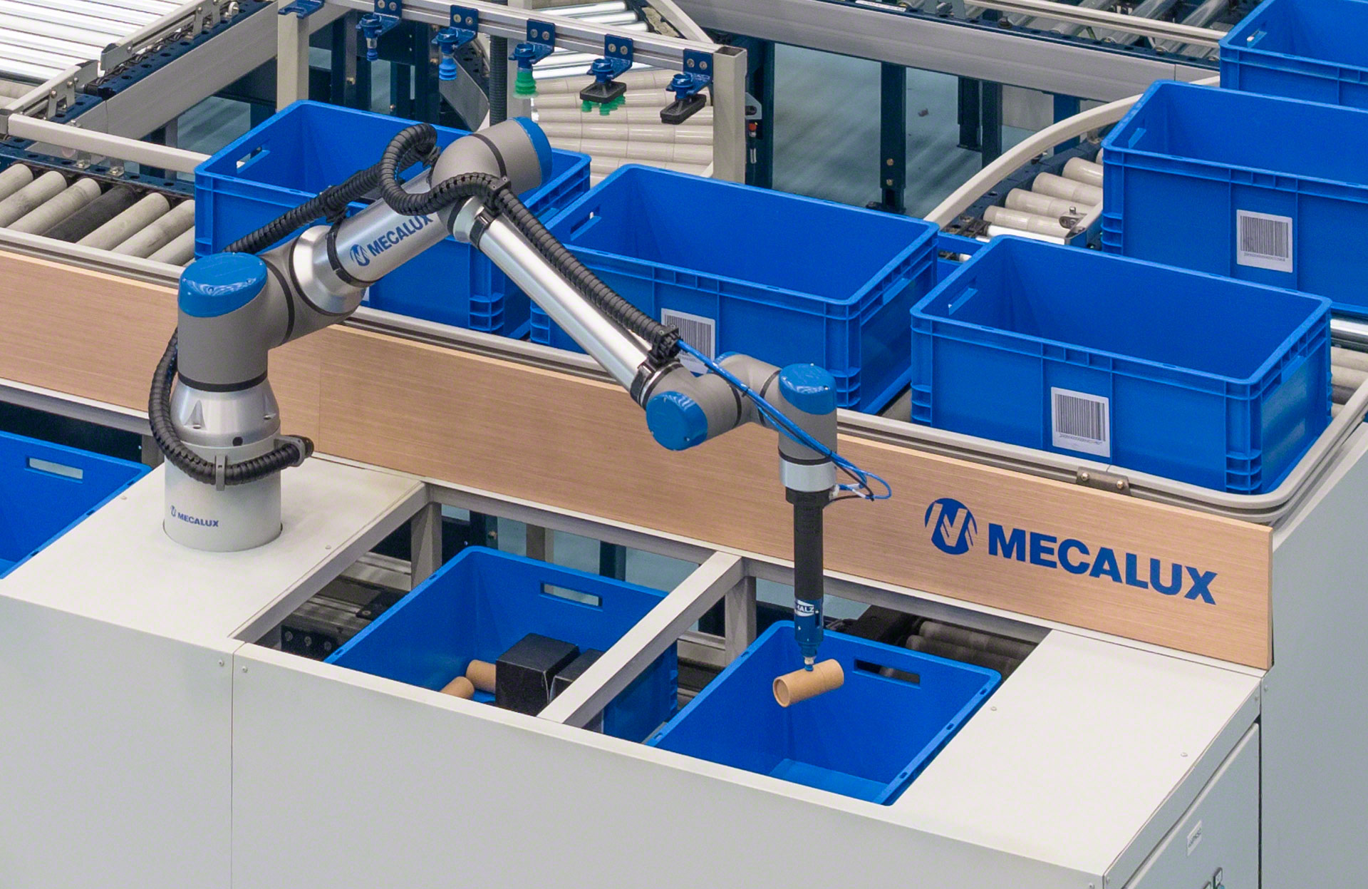 Le robot de picking de Mecalux assure une préparation des commandes entièrement automatisée