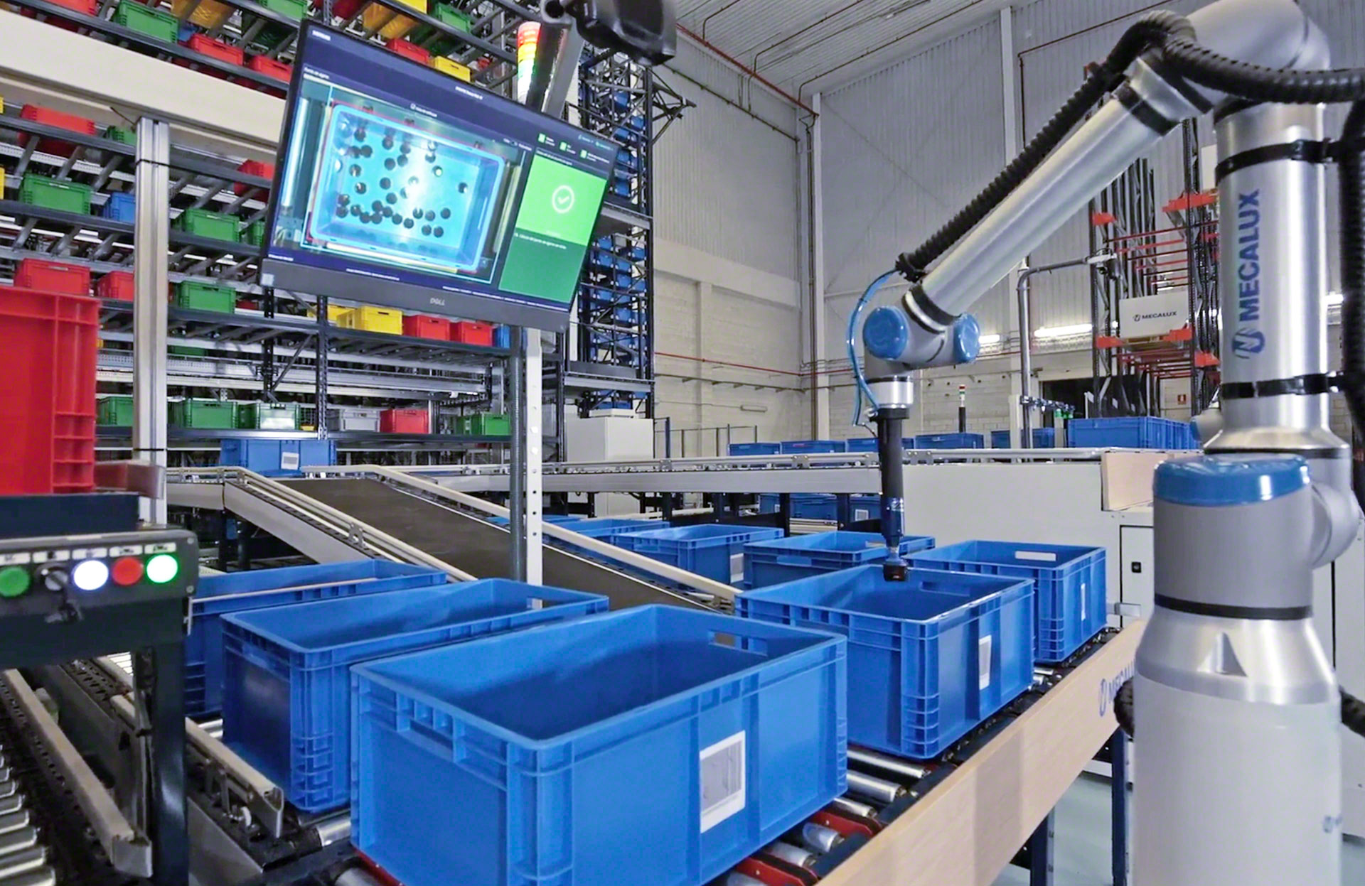 Le robot de picking extrait les articles d’un bac puis les dépose dans un autre en toute autonomie