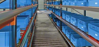 Les passerelles de maintenance sont installées à l’intérieur de chaque allée