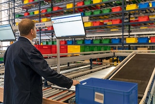 Le bac atteint la station de picking grâce aux convoyeurs