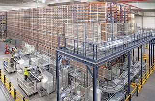 Les racks du Système de navettes offrent une grande capacité de stockage