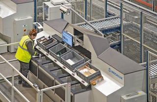 Les bacs sont acheminés vers l’opérateur, qui prépare les commandes en station de picking