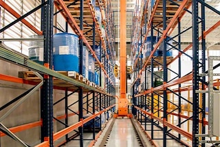 Les transtockeurs tridirectionnels automatisent les entrepôts existants Les transtockeurs tridirectionnels automatisent les entrepôts existants