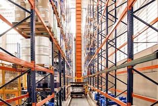 Le transtockeur parcourt l’allée pour déplacer la palette jusqu’à l’emplacement attribué Le transtockeur parcourt l’allée pour déplacer la palette jusqu’à l’emplacement attribué