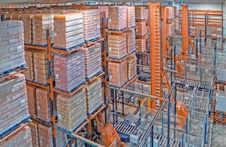 Les transtockeurs tridirectionnels automatiques exploitent au maximum la hauteur de l’entrepôt Les transtockeurs tridirectionnels automatiques exploitent au maximum la hauteur de l’entrepôt