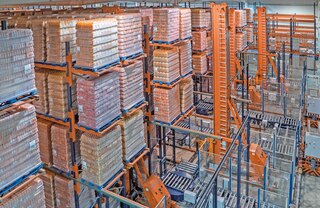 Les transtockeurs tridirectionnels automatiques exploitent au maximum la hauteur de l’entrepôt