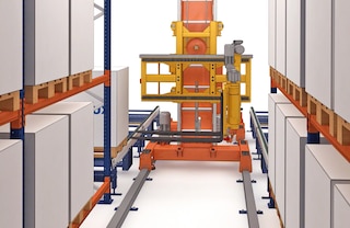 Les fourches tridirectionnelles récupèrent la palette à l’extrémité de l’allée Les fourches tridirectionnelles récupèrent la palette à l’extrémité de l’allée