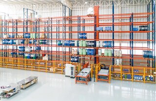 Les transtockeurs tridirectionnels sont parfaits pour automatiser les petits entrepôts, comme ceux à une allée