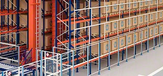 Les cloisons grillagées délimitent la zone de travail du transtockeur Les cloisons grillagées délimitent la zone de travail du transtockeur