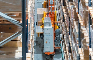 L’armoire électrique alimente le transstockeur en énergie L’armoire électrique alimente le transstockeur en énergie