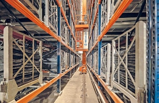 Les transtockeurs de Mecalux manipulent aussi des conteneurs Les transtockeurs de Mecalux manipulent aussi des conteneurs