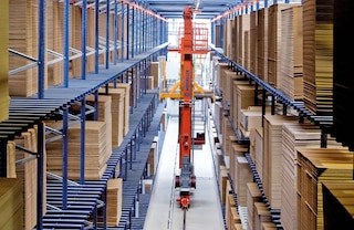 Les transstockeurs de Mecalux peuvent être adaptés pour manipuler différents types d’unités de charge Les transstockeurs de Mecalux peuvent être adaptés pour manipuler différents types d’unités de charge