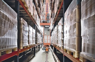 Le rail inférieur permet le déplacement longitudinal du transtockeur Le rail inférieur permet le déplacement longitudinal du transtockeur