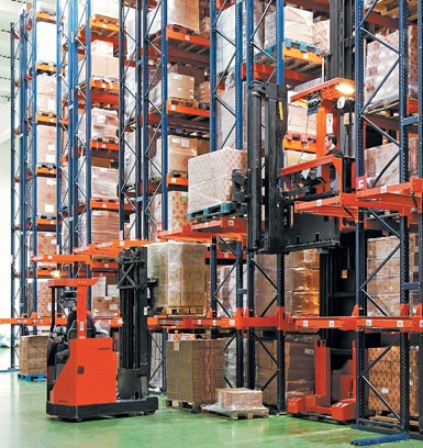 Entrepôt de machines et d'outils pour le bâtiment. 