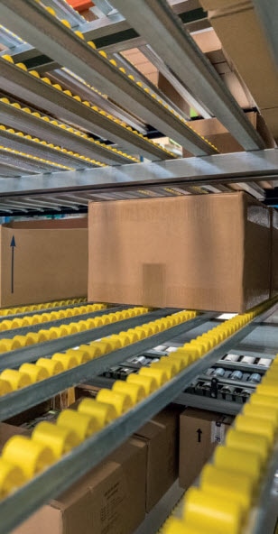 Rayonnages à palettes et dynamiques pour caisses dans l'entrepôt de FS.COM